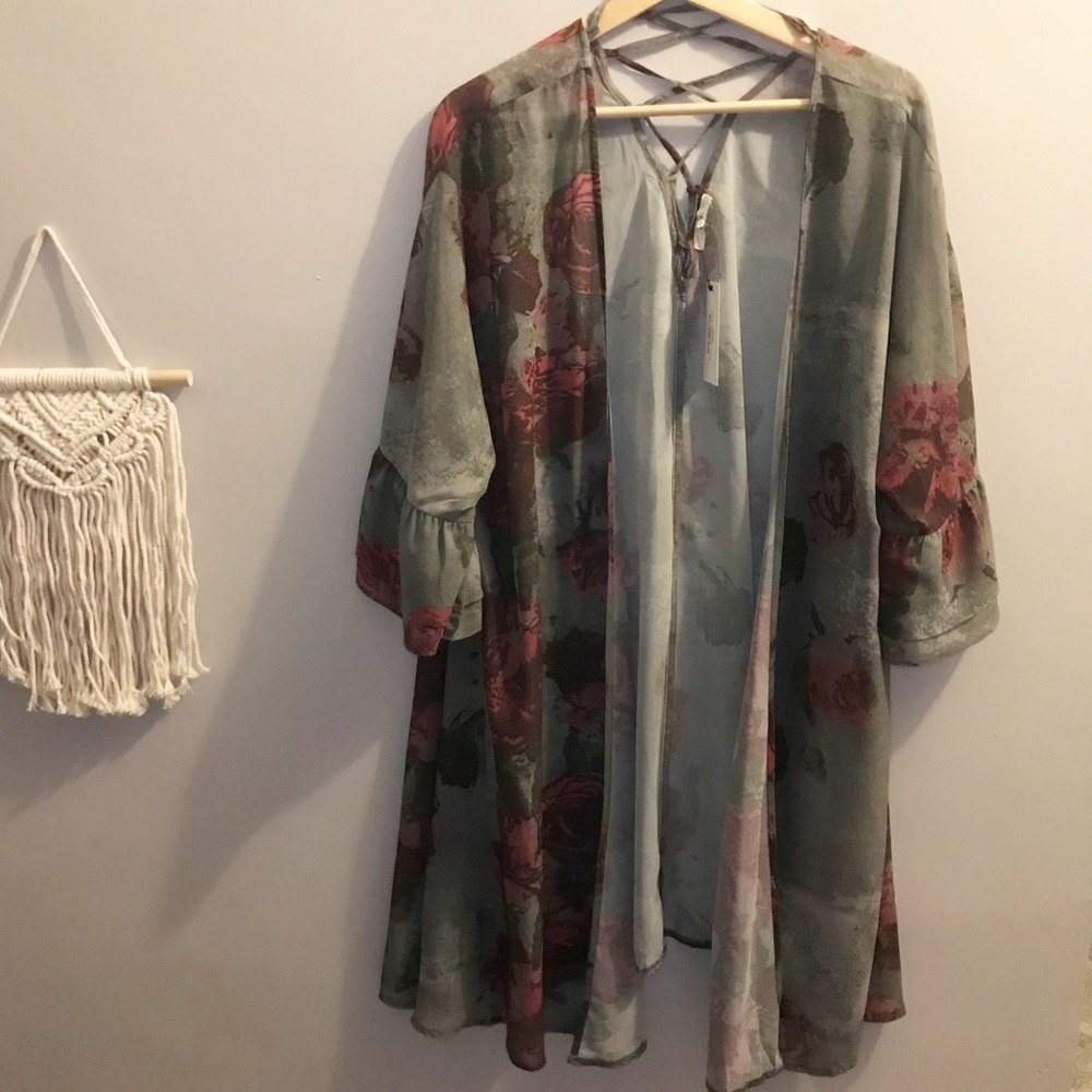 NWT sheer ruffle sleeve floral print kimono Sz M